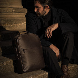 Деловой кожаный рюкзак BRIALDI Winston relief brown для ноутбука 14″ и документов А4 - вид 2